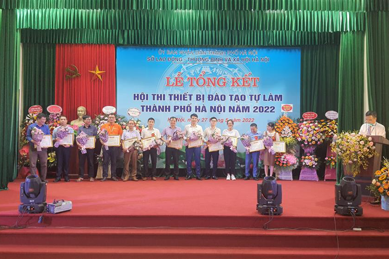 Ban Tổ chức Hội thi trao giải cho các tập thể và cá nhân có mô hình đạt giải tại Hội thi.