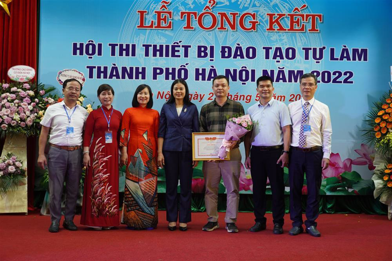 Nhóm tác giả chụp ảnh lưu niệm cùng Lãnh đạo Vụ Cơ sở vật chất - Tổng cục GDNN; Ban giám đốc Sở Lao động TBXH Hà Nội, lãnh đạo phòng chuyên môn Sở.