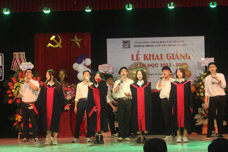 Chương trình văn nghệ đặc sắc do Đội văn nghệ học sinh-sinh viên nhà trường biểu diễn