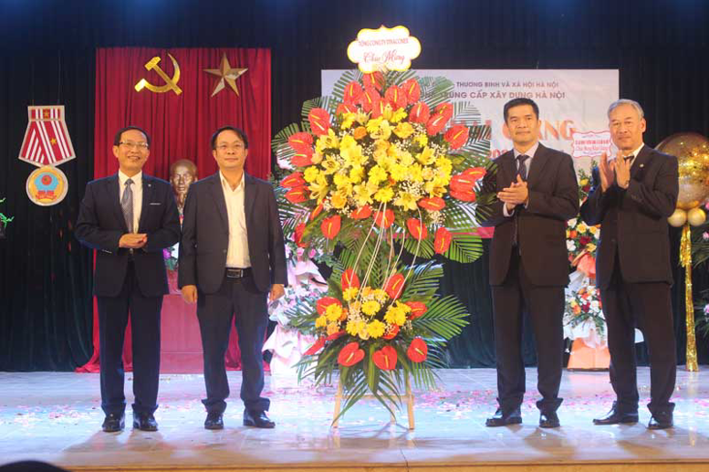 Lãnh đạo Tổng Công ty XNK Xây dựng Vinaconex - đại diện cho các doanh nghiệp liên kết hợp tác với nhà trường tăng hoa chúc mừng. 