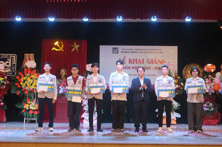 Các Doanh nghiệp liên kết tặng học bổng khuyến học cho học sinh đạt thành tích xuất sắc năm học 2022-2023 